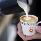 Le cours du café arabica a atteint mercredi son niveau le plus haut depuis près de cinquante ans, l'offre étant limitée en raison d'inquiétudes sur les récoltes au Brésil, touché cette année par d'importantes sécheresses. (archives) KEYSTONE/AP/ARMIN DURGUT